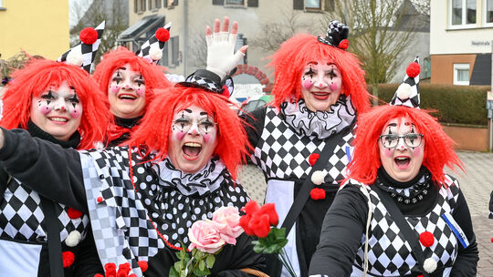 "Helau!", rufen die Neyer Frauen den Besuchern beim Rosenmontagsumzug zu, bevor es von Kratzenburg über Ney nach Halsenbach geht