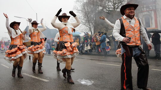 "Yee-haw": Ein Gruppe Cowboys und -girls zieht durch die Bendorfer Straßen.