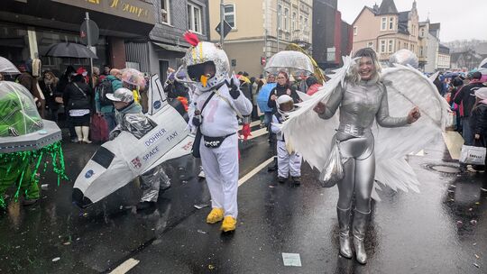 Herdorf: Den Weltraum auf den Herdorfer Boden holen die Daadener Hahnengel: mit einem Spaceship, einem Astronauten und einem Eng