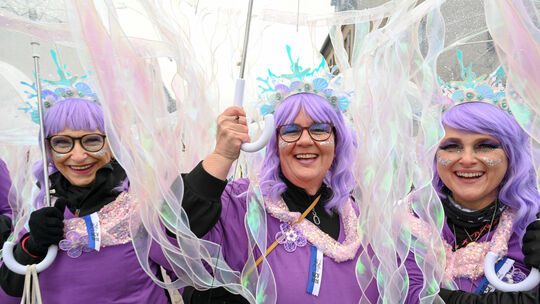 Eindrücke vom Rosenmontagsumzug von Kratzenburg über Ney nach Halsenbach: Qua Kostüm bestens auf Regenwetter eingestellt sind di