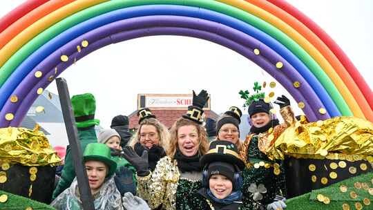 Unter dem Regenbogen wartet der Sage nach ein Topf voll Gold, wie bei den Irischen Kobolden aus Beltheim am Rosenmontag.