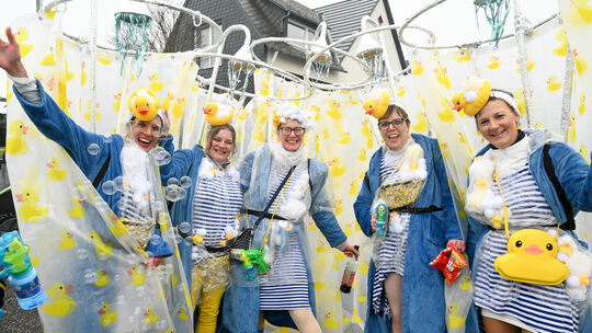 "Power in der Shower!", lautet das Motto dieser Beltheimer Fußgruppe mit ihren wunderbar gestalteten Kostümen und ihrer anstecke "Power in der Shower!", lautet das Motto dieser Beltheimer Fußgruppe mit ihren wunderbar gestalteten Kostümen und ihrer anstecke