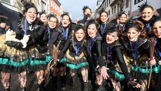 Die Pinka-Bellas aus Rodenbach setzen in dem bunten Kostümreigen einen Kontrapunkt.