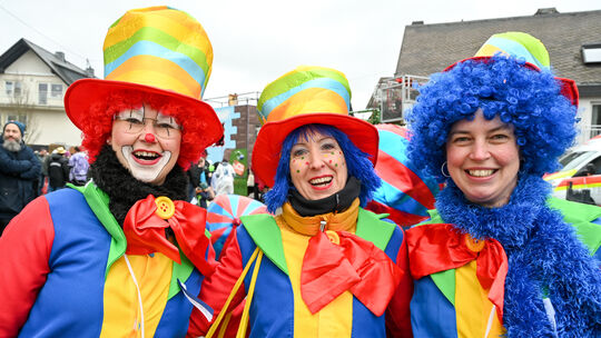 Sie lassen sich die Stimmung nicht vermiesen. Auch wenn das Wetter nicht ganz mitspielte, hatten diese Clowns in Kratzenburg gut