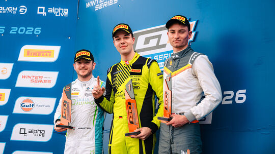 In seinem Solo-Rennen fuhr der Holzappeler Cedric Fuchs (Mitte) im Mercedes AMG GT4 auch im spanischen Valencia ganz oben aufs