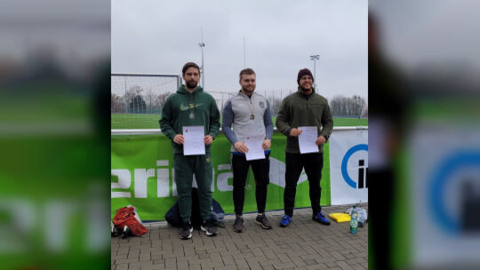 Siegerehrung im Hammerwurf: Theodor Sauerwein (TV Bad Ems, links) belegte hinter Yanik Braun (TSG Haßloch) und vor Marcus Braun