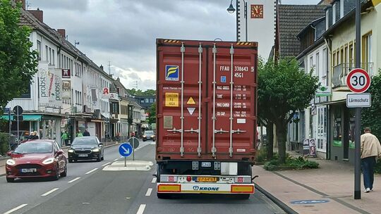 Einige Fußgänger unterschätzen bei Tempo 30 auf der B9 in Bad Breisig die Gefahren und überqueren abseits der Fußgängerüberwege