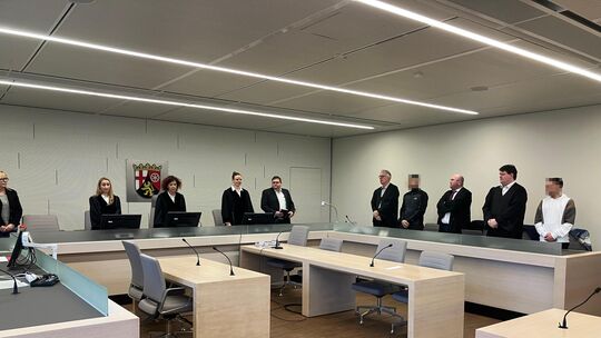 Eine Reihe schwerer Straftaten, darunter zwei bewaffnete Raubüberfälle auf Tankstellen in Rheinböllen und Kastellaun, sollen zwe