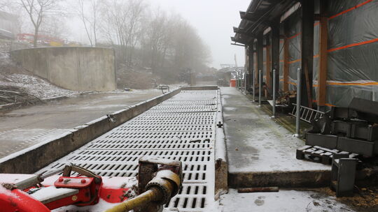 Vom abgebrannten Stall ist nur noch die Bodenplatte zu sehen. Den asbesthaltigen Brandschutt haben Spezialisten abgetragen und a