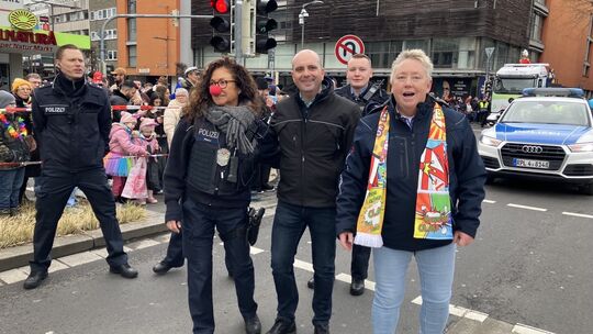 Sind in einer ersten Bilanz mit dem Koblenzer Rosenmontagszug zufrieden: Bürgermeisterin Ulrike Mohrs (rechts), Polizei und Ordn