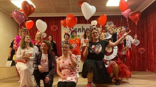 Mit Herzluftballons zum Valentinstag ziehen die Möhnen in die Senheimer Narrhalla ein. Mit Herzluftballons zum Valentinstag ziehen die Möhnen in die Senheimer Narrhalla ein.