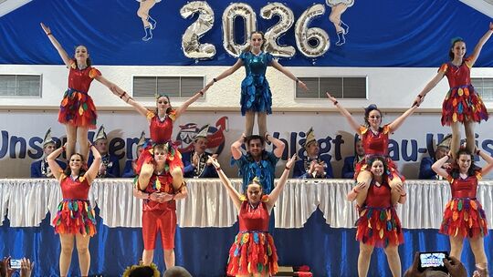 Ein abwechslungsreiches und kunterbuntes Showprogramm ist bei der Kappensitzung des KV Blau-Weiß Beuren zu erleben.