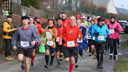 Bunt kostümiert durch den Matsch liefen mehr als 100 Läufer am Freitagnachmittag beim Fastnachtslauf der Vulkanläufer in Ellsche Bunt kostümiert durch den Matsch liefen mehr als 100 Läufer am Freitagnachmittag beim Fastnachtslauf der Vulkanläufer in Ellsche