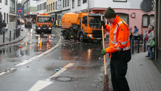 Sie heben sich das Feiern für später auf: Mitarbeiter des Betriebshofes reinigen die Straßen gleich nach dem Fastnachtszug.