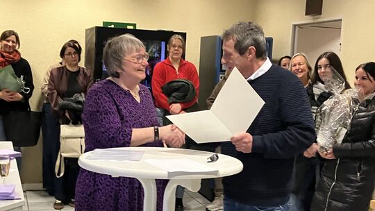 Landrat Achim Schwickert übergibt Beate Ullwer die Entlassungsurkunde aus dem Dienst der Kreisverwaltung.