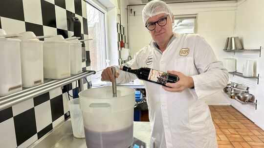 Guido Schmitz ist Kopf und Herz von Westwood Icecream in Deesen. Er arbeitet gern mit regionalen Produkten, hier mit einem Saft