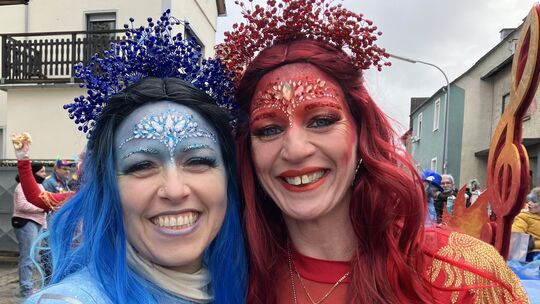 Echte Fründe stonn zesamme - auch in Ochtendung. Echte Fründe stonn zesamme - auch in Ochtendung.