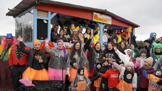 Vom schlechten Wetter ließen sich die Narren in Algenrodt die Stimmung nicht vermiesen.