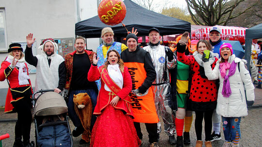 Selbst der Himmel weint beim Abschied der fünften Jahreszeit in Lay. Beim traditionellen Lumpenzug feiern viele bunt kostümierte