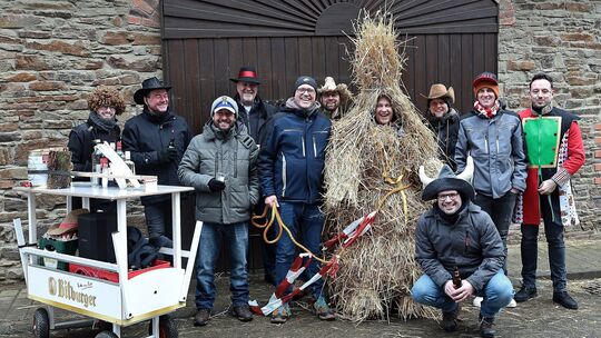 Pomster: Strohbär und Mitglieder der Dorfgemeinschaft.