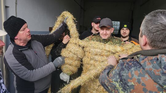 Viele helfende Hände und noch mehr Erfahrung ist nötig, um in stundenlanger Arbeit den Strohbär einzuwickeln. Für Christoph Fuhr Viele helfende Hände und noch mehr Erfahrung ist nötig, um in stundenlanger Arbeit den Strohbär einzuwickeln. Für Christoph Fuhr