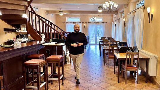 Erdem Arabaci ist der Chef im Restaurant Dionysos. Der gelernte Koch lebt mit dem Restaurant seinen Traum.