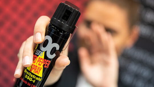 Vor einer Halle in Cochem verletzt am Rosenmontag ein 24-Jähriger acht Menschen mit Pfefferspray. (Symbolbild)