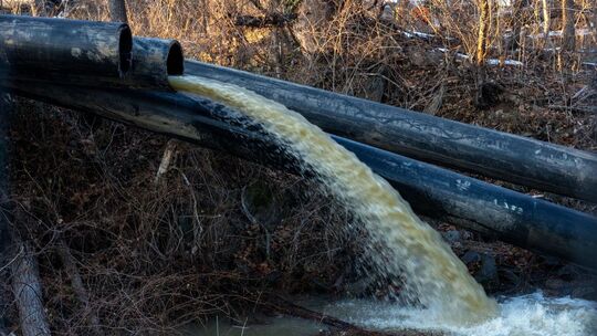 Abwasser im Fluss Potomac