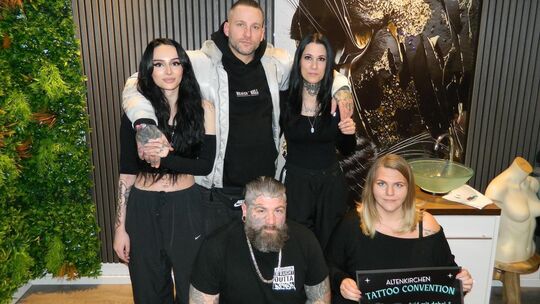 Alisha, Torsten und Viola Hilbert (von links, stehend) freuen sich zusammen mit Tätowierer Aaron und Ramona Fischer, erste Vorsi Alisha, Torsten und Viola Hilbert (von links, stehend) freuen sich zusammen mit Tätowierer Aaron und Ramona Fischer, erste Vorsi