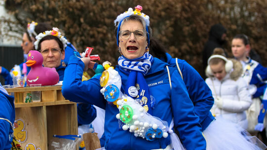 Allzeit bereit für den großen (Kamelle-)Wurf ist diese Zugteilnehmerin in Auderath.