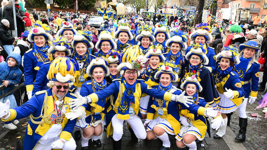 Frohsinn beim großen Veilchendienstagszug in Sinzig.