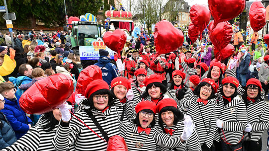 Frohsinn beim großen Veilchendienstagszug in Sinzig.