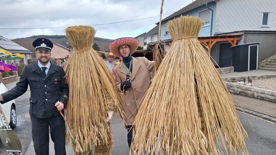 Brauchtum gepflegt wurde auch in Ruschberg am Fastnachtsdienstag: Begleitet von ihren Bärenführern und Musik, zogen dort zwei St