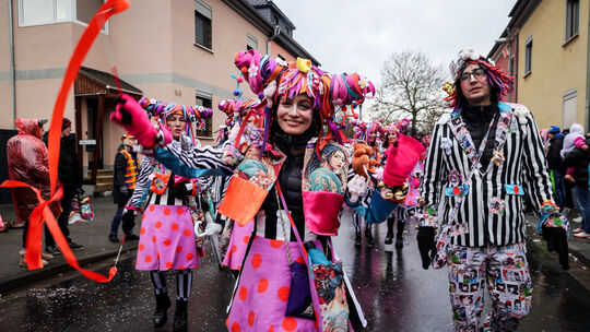 Der Veilchendienstagszug in Heimbach-Weis gehört zu den schönsten Karnevalsumzügen der Region.
