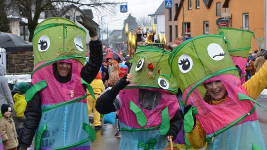 Welschneudorf: Neben Schnecken ziehen auch bunte Raupen im Zug mit.
