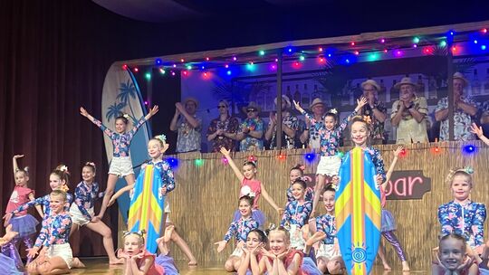 Die Sternschnuppen brachten Südsee-Feeling und traten als Surfer-Girls und Meerjungfrauen auf.