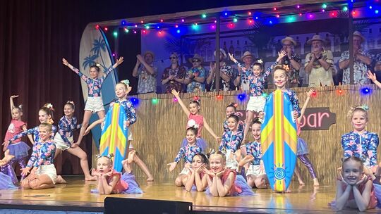 Die Sternschnuppen brachten Südsee-Feeling und traten als Surfer-Girls und Meerjungfrauen auf.