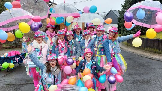 Die Clownsgruppe "Sambuccis" hat beim Kostümball am Nelkensamstag den ersten Platz geholt. Ihr Lieblingsgetränk ist wenig überra