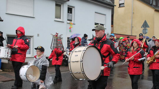 Die Roten Husaren brachten viel Schwung in den närrischen Lindwurm.