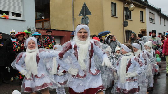 Jung und Alt ließen sich vom Regenwetter nicht abhalten und tanzten mit Begeisterung durch die Straßen.