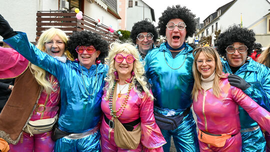 Die Niederburger Sektperlen rollten ihre mobile Sektbar durch die Gassen in Urbar und schenkten reichlich aus - sehr zur Freude