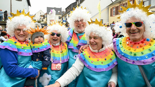 Tatsächlich ist beim Umzug am Veilchendienstag alles dabei, was es für einen Regenbogen braucht: Sonnenschein und etwas Regen, a Tatsächlich ist beim Umzug am Veilchendienstag alles dabei, was es für einen Regenbogen braucht: Sonnenschein und etwas Regen, a