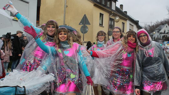 Das Regencape musste in Arzbach am Veilchendienstag auch bei dieser flotten Truppe sein. Das Regencape musste in Arzbach am Veilchendienstag auch bei dieser flotten Truppe sein.