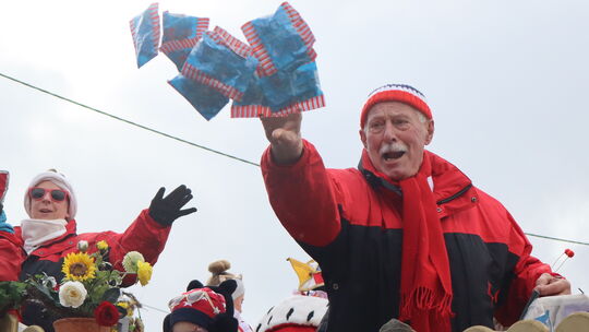 Auch Kamelle wurde beim Zug in Sohren ordentlich verteilt.