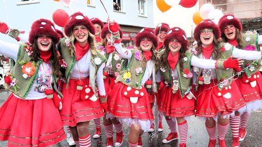 Heimbach-Weis: Kunterbunt statt regengrau: Beim Veilchendienstagszug in Heimbach-Weis trotzen die gut gelaunten Narren dem Wette