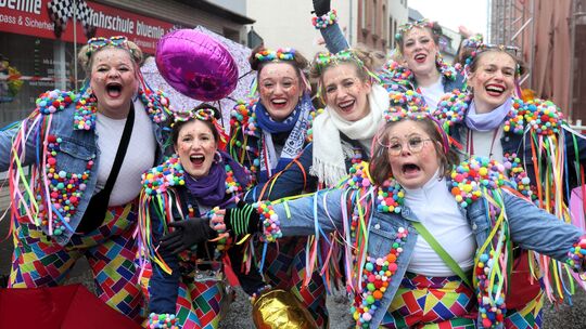 Heimbach-Weis: Kunterbunt und so richtig närrisch sind diese Grazien beim Veilchendienstagszug in Heimbach-Weis unterwegs.