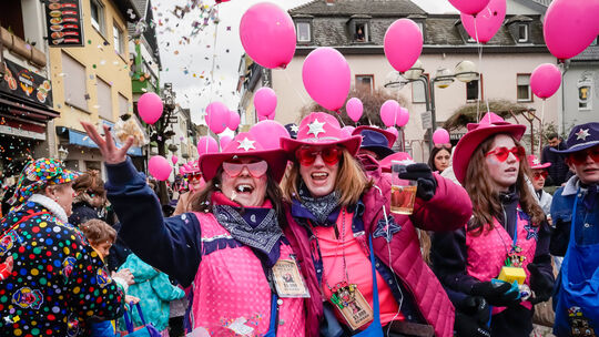 Veilchendienstagszug Bad Hönningen: der Stammtisch Rheinbrohler Karneval als Westerngirls