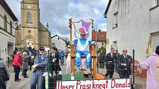 Fastnachtszug im Perlbachtal: Der Präsident der FuS Knabberfleisch muss sich keine Sorgen machen, dass er von Trumps Truppen ent Fastnachtszug im Perlbachtal: Der Präsident der FuS Knabberfleisch muss sich keine Sorgen machen, dass er von Trumps Truppen ent