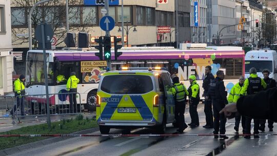 Frau gerät unter Bus bei Karnevalszug