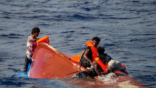 Migranten mit Rettungswesten